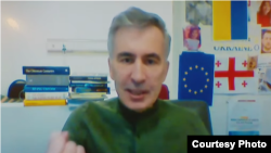 ექსპრეზიდენტი მიხეილ სააკაშვილი კლინიკა "ვივამედიდან" სასამართლო პროცესზე დისტანციურად ჩართვის დროს