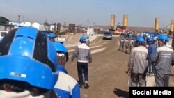 عکس مربوط به پیوستن کارگران به اعتصاب در شرکت جهانپارس است