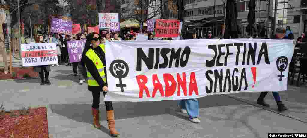 U Banjaluci su žene protest održale pod motom "Nismo jeftina radna snaga", kako bi ukazale na to...