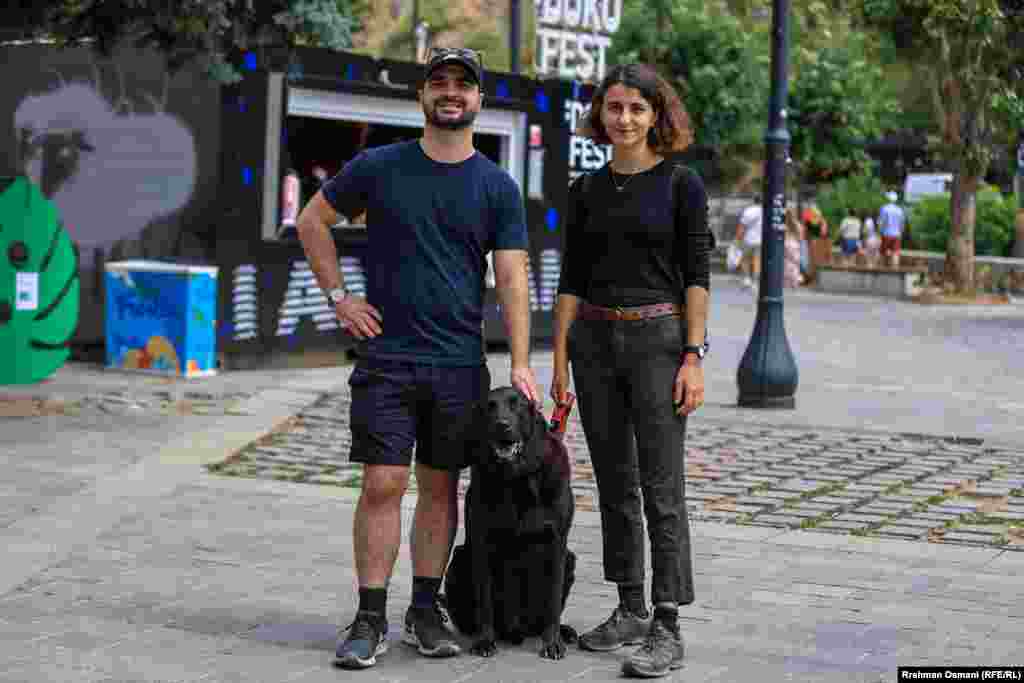 Dua Malazogu kaže za Radio Slobodna Evropa da je impresionirana koliko se dobro svi oni koji učestvuju na Dokufestu i posjetioci Prizrena ophode prema psima lutalicama. "Vode ih i na žurke, kao što vidim na nekim slikama. To mi se dopalo. To mi daje nadu jer imam psa ovdje", kaže ona. 