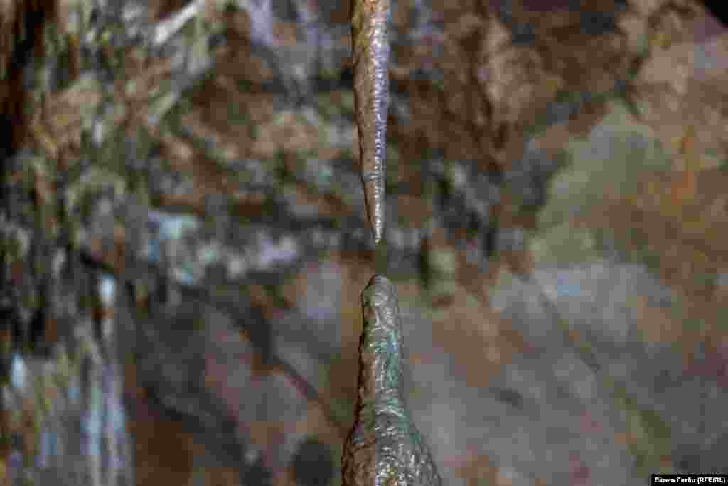 Ova dva krečnjaka, stalaktit i stalagmit, poznati su kao Romeo i Julija. Nalaze se u uglu zvanom Vrt ljubavi.