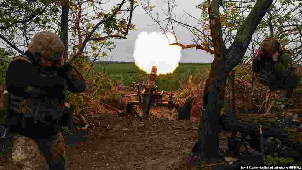 Словом «міна» мінометники дають сигнал до пострілу, військові закривають долонями вуха та відкривають рота – це рятує  від контузії та запобігає баротравмам