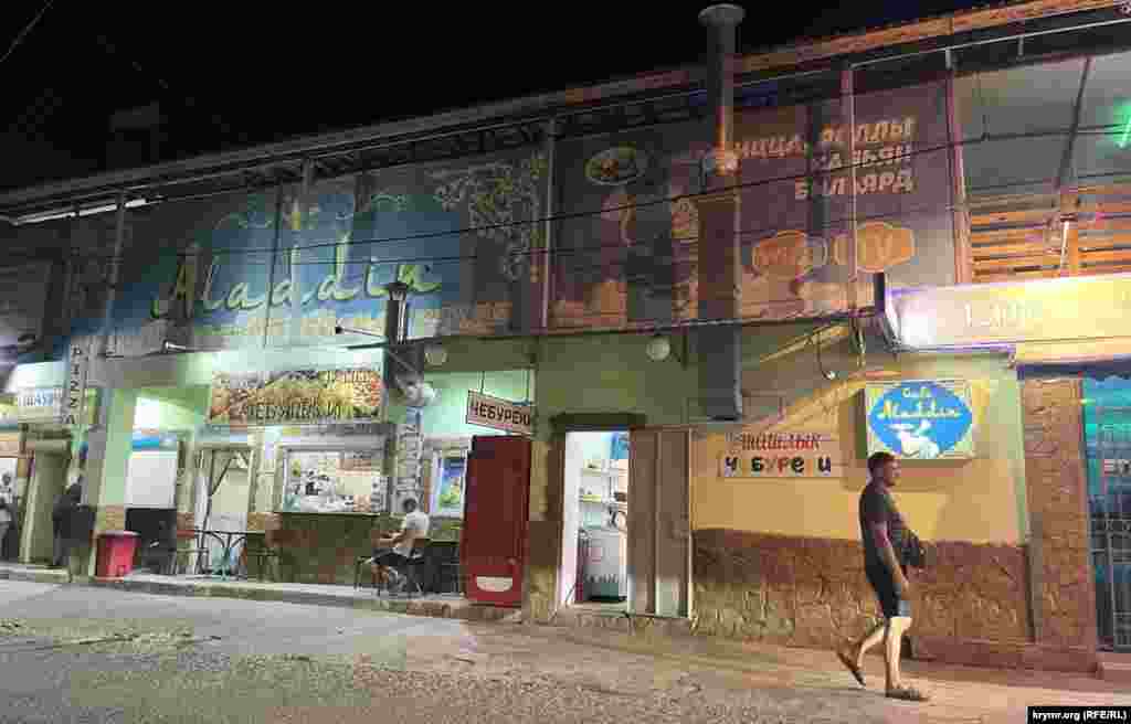 «Общепит» на пляже работает допоздна, Рыбачье, Крым