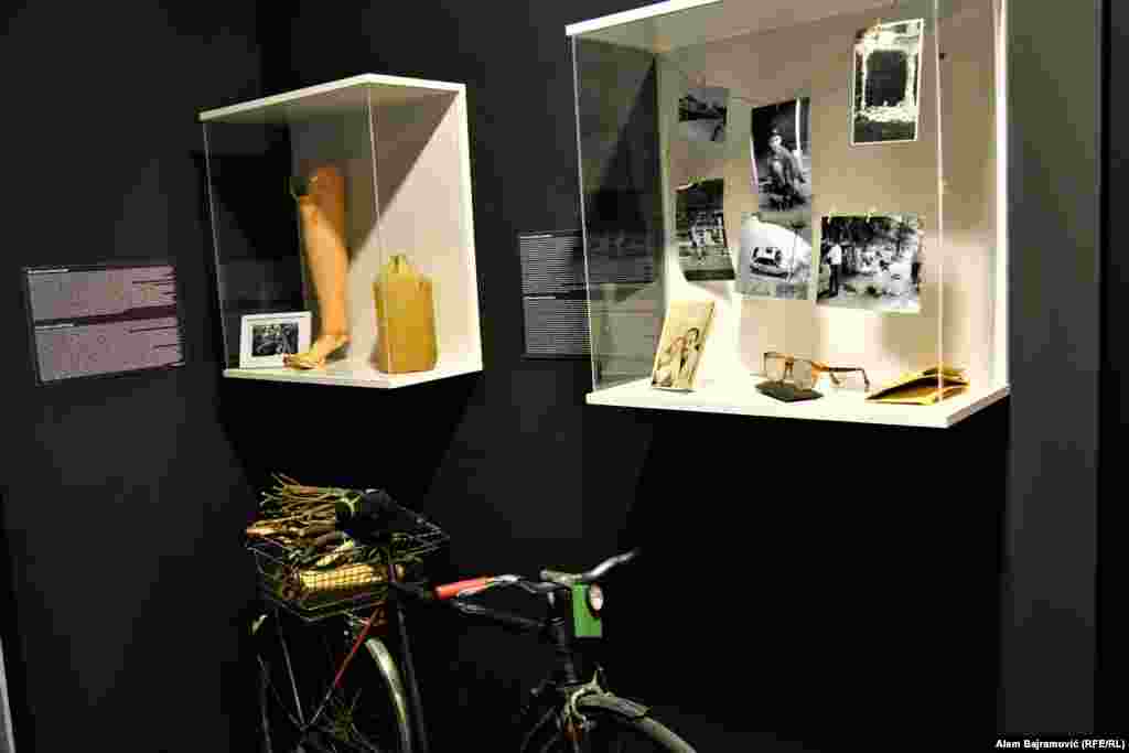 "Ima mnogo priča koje su čisto intimne, lične i onda su ljudi koji su izgubili svoje najbliže, da li djecu, roditelje, donosili njihove predmete i ispričali kako se to sve desilo, kako su poginuli i kako su oni to sve doživjeli", kaže Alen Leko