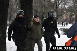 სანქტ-პეტერბურგი - მილიცია აპატიმრებს ნავალნის ხსოვნისთვის პატივის მისაგებად მისულებს