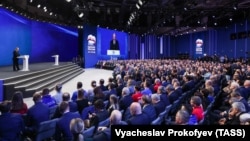 Президент РФ Владимир Путин во время пленарного заседания на XXI съезде партии "Единая Россия". 2023 год