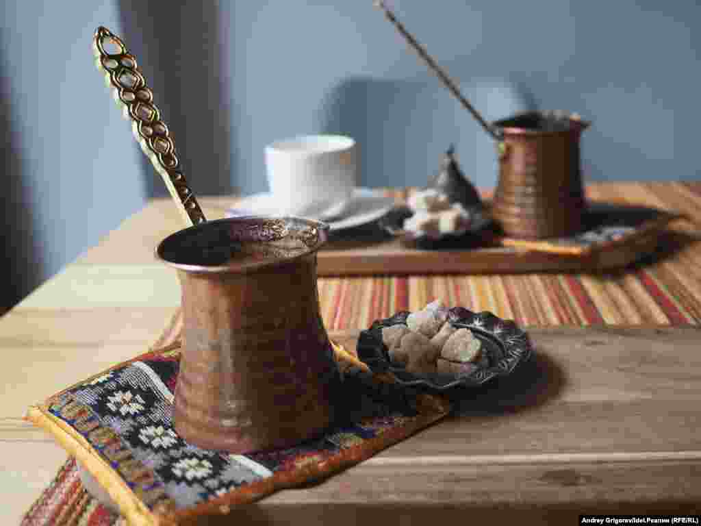 В кафе можно выпить чашечку ароматного кофе, сваренного на песке. 