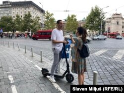 Aleksandar u razgovoru sa reporterkom RSE kaže da u Beogradu nema dovoljno biciklističkih staza.