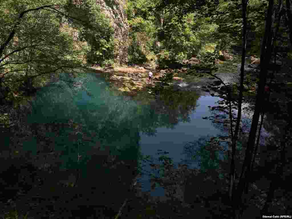 Na Vrelu Une je nekada postojala mlinica, a mjesto je bilo privlačno šetačima i ljubiteljima prirode. 24. juli 2024.  