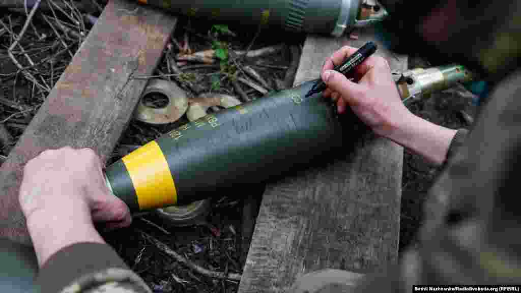 Військові передають на боєприпасах «вітання» армії РФ від інших людей – цей снаряд «від Іри»