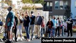 Stariji ljudi čekaju u redu na Klinici za vakcinaciju protiv COVID-19 u Sarasoti, Florida, SAD, 4. januara 2021. godine.