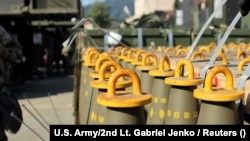 155-мм снаряды перед транспортировкой, иллюстрационное фото