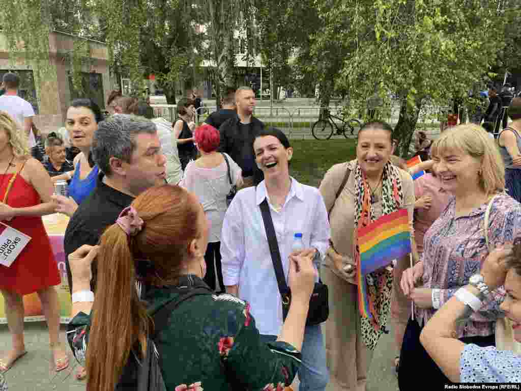 Prajd su podržali i aktuelni političari (s lijeva na desno) potpredsjednik Vlade za evropske integracije Bojan Maričić, ministarka kulture Bisera Kostadinovska, ministarka za rad i socijalna pitanja Jovana Trenčevska i Maja Moračanin, predsjednica DOM-a, stranke koja je dio vladajuće većine.