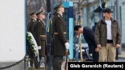 Japanski premijer Funio Kišida odaje počast poginulim ukrajinskim vojnicima, Kijev, 21. mart 2023.