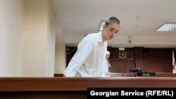 გიორგი მელიქიშვილი სასამართლო დარბაზში სხდომის დაწყებამდე 