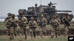 Vojnici 101. vazdušno-desantne divizije SAD na vežbama NATO-a blizu crnomorske luke Konstanca, Rumunija, 31. marta 2023.