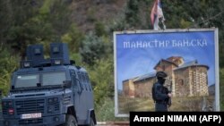 Policija Kosova na putu koji vodi do sela Banjska na severu Kosova, 25. septembra 2023.