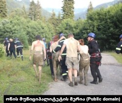 მეწყერს გადარჩენილი მოქალაქეების ევაკუაცია, 3 აგვისტო.