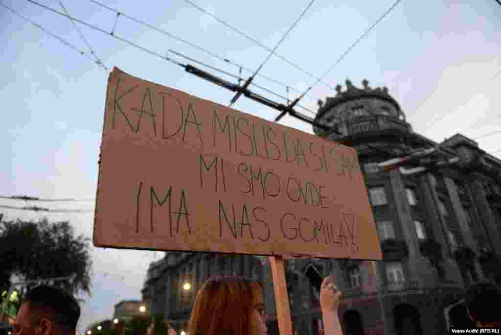 Plakat na protestu ispred zgrade Vlade Srbije, 9. jun 2023.