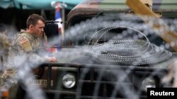 Tenzije na severu Kosova traju sedam dana. U sukobima KFOR-a i demonstranata prošle sedmice povređeno je desetine osoba s obe strane. Pripadnik KFOR-a čuva stražu ispred opštinskih kancelarija u Leposaviću, Kosovo, 2. juna 2023.