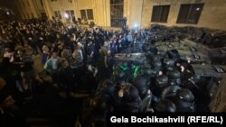 „აგენტების კანონის“ წინააღმდეგ გამართული აქცია პარლამენტის შენობასთან. 17 აპრილი, 2024 წელი
