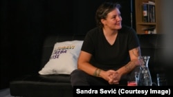 Postoji tendencija zaborava i brisanja iz istorije. I mi smo u ovom trenutku, koliko smo dovoljno zreli kao pokret, seli i rekli "OK, hajde da ne zaboravimo", rekla je za RSE Jelena Vasiljević