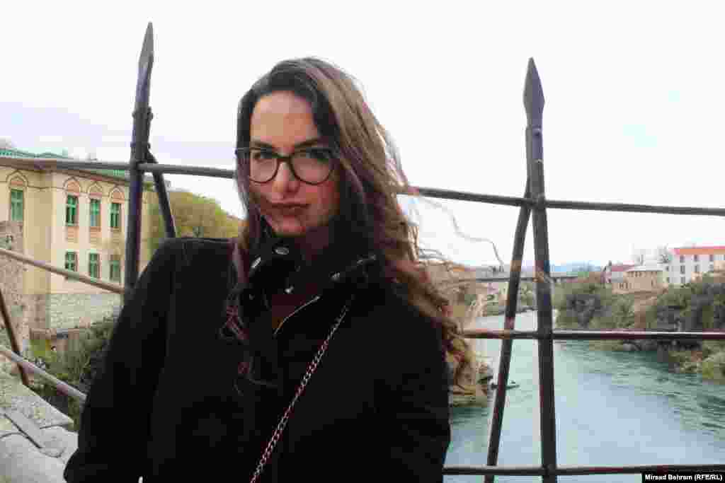 Inicijator performansa, koji se prvi put održava u Mostaru, je studentica sa mostarskog univerziteta Iman Dilberović. "Cilj mi je napraviti promotivni video, da proširim turizam, jer turizam je najbitnija i najveća privredna grana u Mostaru, od koje svi živimo", rekla je Dilberović za RSE.