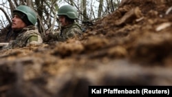 Ukrajinski vojnici u rovu u regionu Bahmuta, Ukrajina, 5. april 2023.
