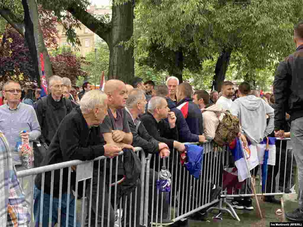 Okupljeni čekaju zvanični početak skupa.
