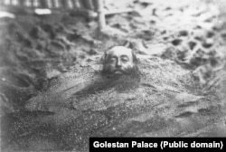 Čovek koji se verovatno podvrgava terapiji za probleme sa zglobovima. Ovu psamoterapiju prvo su praktikovali stari Grci. Tradicionalni tretman zakopavanja pacijenata do grla u vrući pesak danas oživljava u nekim arapskim zemljama.