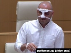 ნაცემი დეპუტატი ლევან ხაბეიშვილი პარლამენტში სიტყვით გამოვიდა და შემდეგ სხდომა დატოვა.