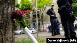 Trinaestogodišnji učenik je u sredu ujutro u školi hicima iz pištolja usmrtio osmoro đaka i jednog radnika obezbeđenja, šestoro đaka i nastavnicu ranio