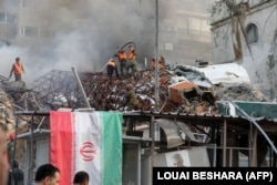 Gašenje požara na mjestu navodnog izraelskog vazdušnog napada na iranski konzulat u glavnom gradu Sirije, Damasku, 1. aprila.