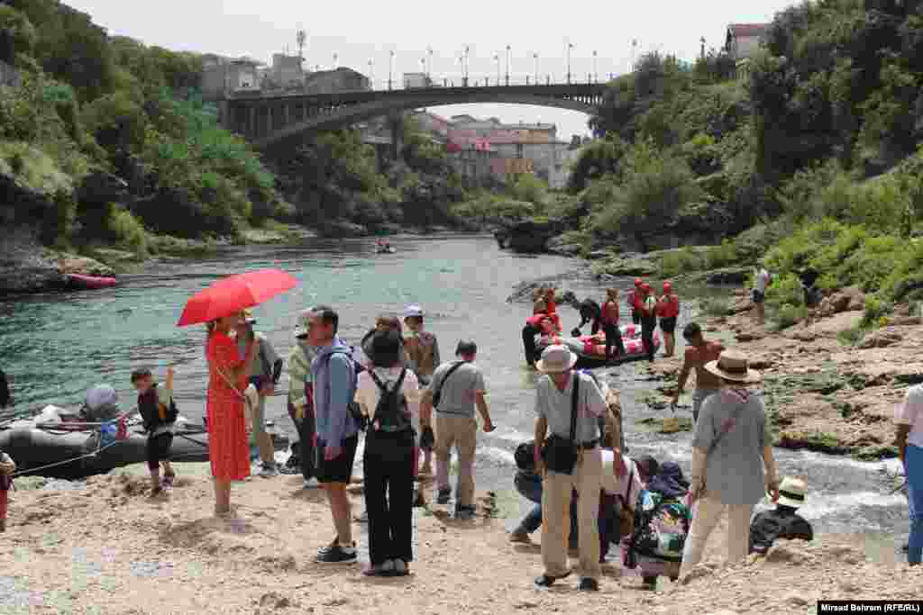 "Nisam znao da je ovdje ovoliko vruće. Pokušavam se rashladiti u vodi", rekao je Emmanuele iz okoline Milana. 