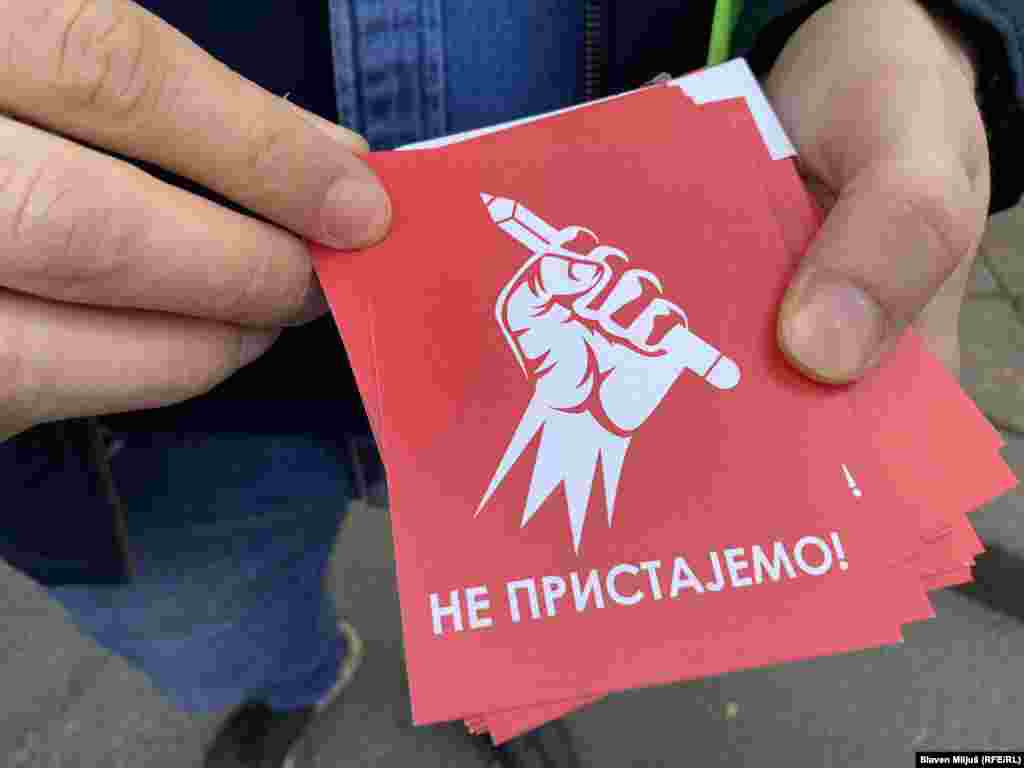 Na 'crvenim kartonima' koji su pokazani vlastima piše 'Ne pristajemo!'. Beograd, 30. decembar 2023.