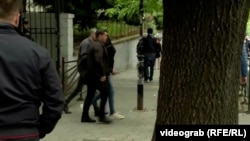 Sa prekrivačem preko glave policajci izvode sa mesta zločina iz škole "Vladislav Ribnikar" maloletnika koji je 3. maja 2023. usmrtio osmoro školskih drugova i čuvara. Kako je policija saopštila oružije kojim je izveo zločin bilo je u posedu dečakovog oca. 