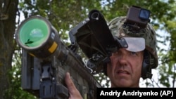 Ukrajinski vojnik drži američki raketni bacač Stinger na prvoj liniji u Zaporiškoj oblasti, 28. maja 2024.