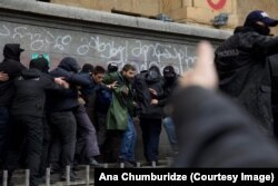 ამ კადრებში გიორგი უკვე ჩამოსულია პარლამენტის თაღების ქვედა სივრციდან