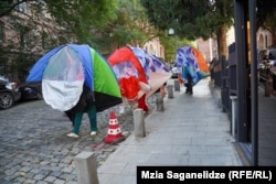 2023 წლის 5 ოქტომბერს, მაშინ, როცა პარლამენტი კარვებისა და სხვა ინსტალაციების შემზღუდავ კანონს მეორე და მესამე მოსმენით დაჩქარებული წესით განიხილავდა, აქტივისტებმა კარვებით მოაწყვეს მსვლელობა ჩიტაძის ქუჩაზე.