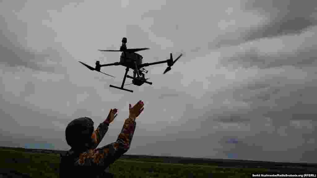 «Матрас», як називають військові дрон DJI Matrice 300, після заміни батареї летить далі шукати цілі і контролювати лінію