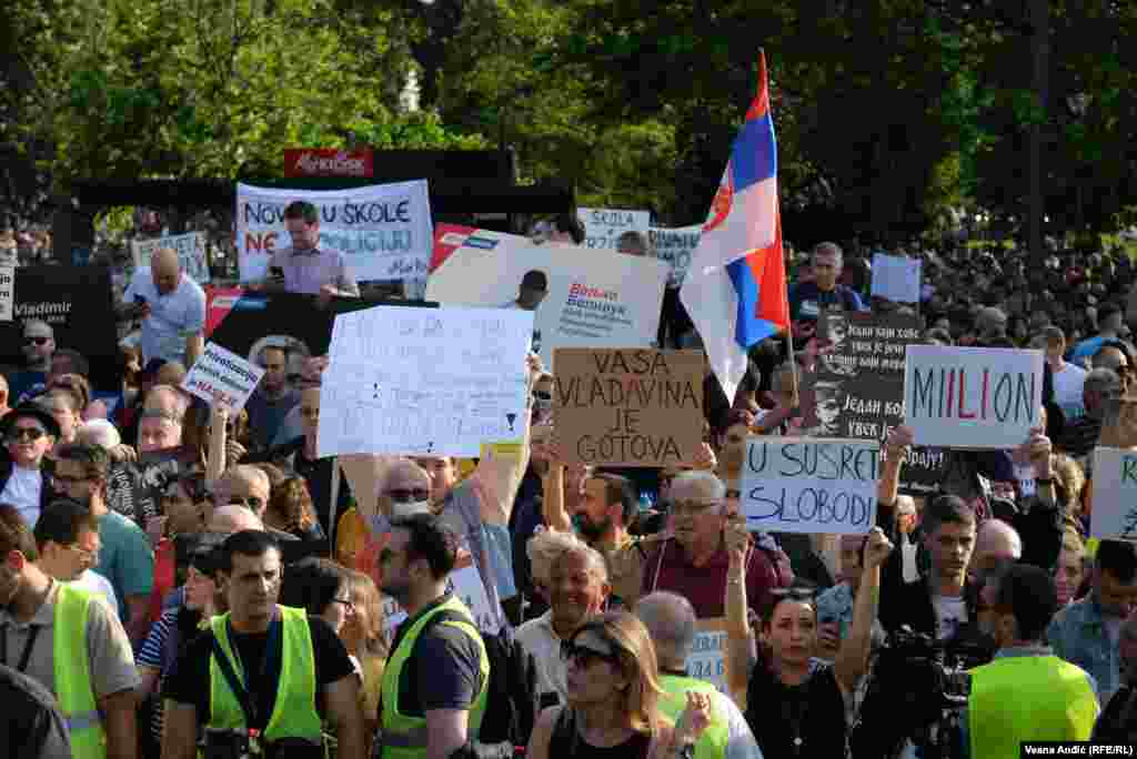 Građani su zahtevali ostavke ministra policije Bratislava Gašića i direktora Bezbednosno informativne agencije Aleksandra Vulina. Tražila se i smena Regulatornog tela za elektronske medije, gašenje tabloida koji propagiraju nasilje i krše kodeks i oduzimanje nacionalnih frekvencija televizijama Pink i Happy.