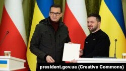 Спільно з головою Єврокомісії Урсулою фон дер Ляєн автором ініціативи став премʼєр-міністр Польщі Матеуш Моравецький (л)