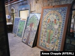 Murali koji čekaju isporuku unutar Balianove radionice