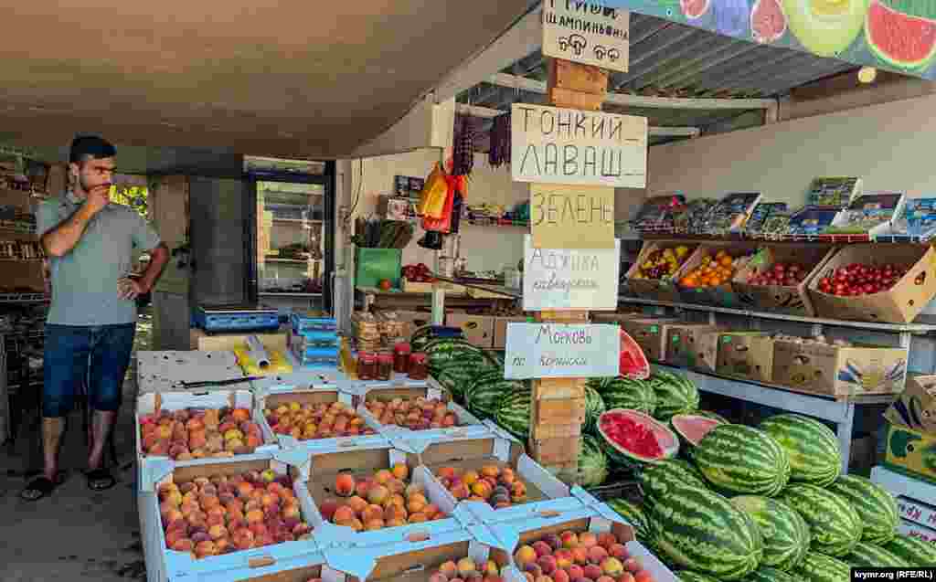 Одна из сельских торговых точек. Продавец заверяет, что его арбузы и персики – местные, крымские