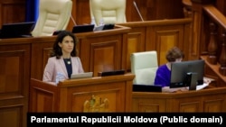 Deputata Olesea Stamate, la tribuna Parlamentului, când încă era președintă a Comisiei juridice, numiri și imunități, iulie 2023.