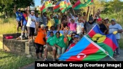 კანაკი დემონსტრანტები კანაკებისა და აზერბაიჯანის დროშებით