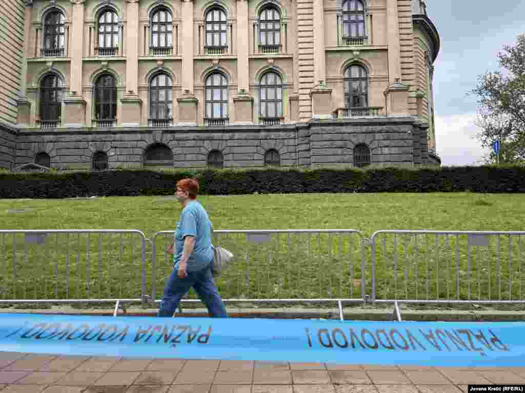 Parking oko Skupštine ograđen je trakama koje gradska komunalna preduzeća inače koriste kada izvode neke radove.