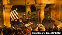 "აგენტების კანონის" მოწინააღმდეგეები პარლამენტის შენობასთან - პარლამენტის ეზოდან აქციის მონაწილეებზე წყლის ჭავლს უშვებენ. 2 მაისი, 2024 წელი 