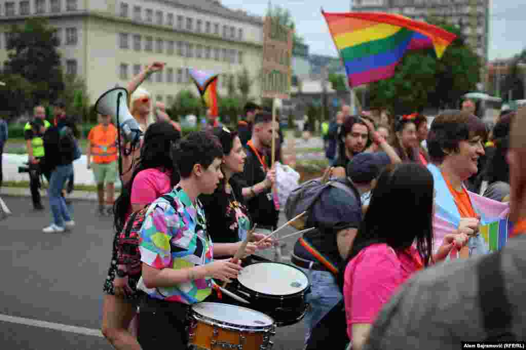 Anisa Pračić Šehić iz organizacionog odbora Povorke ponosa ističe da bilježe značajne pomake u odnosu na ranije povorke, najprije jer ove godine povorku štiti manji broj policajaca. "Bit će jednog dana i mnogo bolje. Cilj nam je da Povorka bude otvorena za sve građane. Širimo savezništvo, želimo da se međusobno volimo, poštujemo i da širimo ljubav, a pobijedmo mržnju", rekla je Pračić Šehić.  
