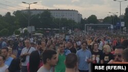 Osmi protest "Srbija protiv naselja" počeo je, kao i do sada, okupljanjem kod Skupštine Srbije nakon čega su učesnici prošetali do Autokomande, raskrsnice koja izlazi na autoput.
